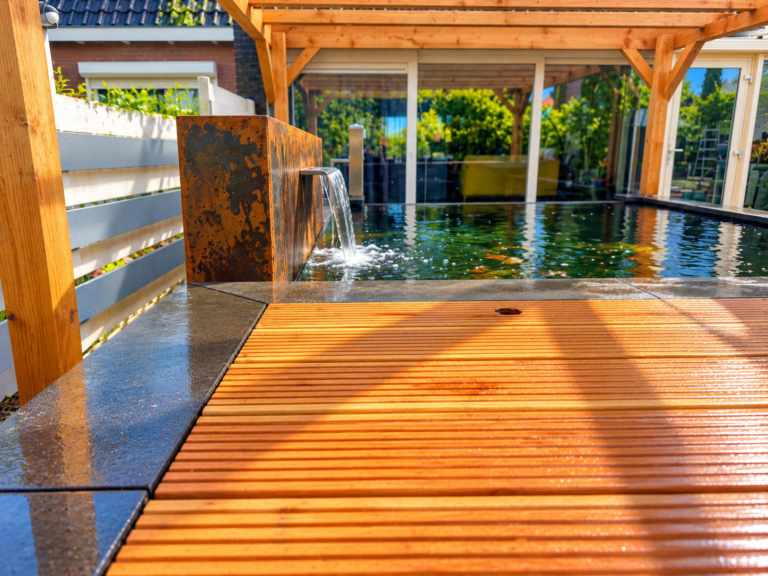 Moderne pergola met watervalvijver